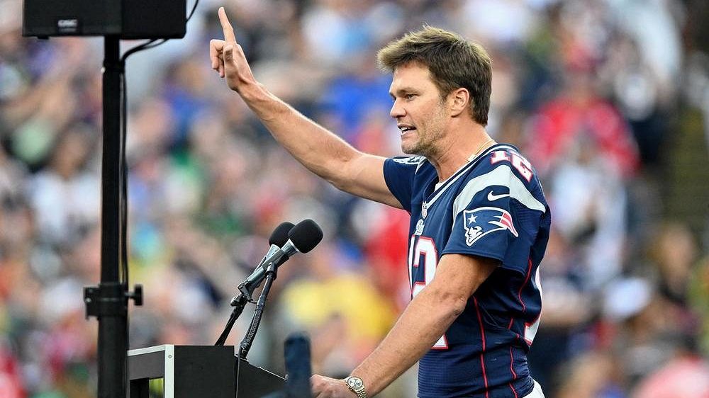 Bývalá hvězda NFL Brady se po třech letech slavnostně vrátil na stadion Patriots